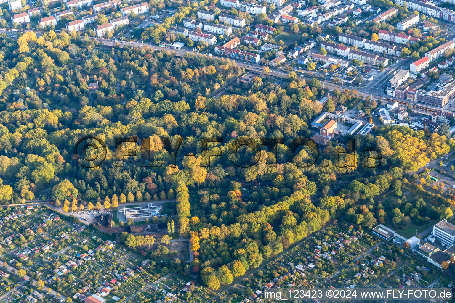 Vue aérienne de Cimetière principal à le quartier Oststadt in Karlsruhe dans le département Bade-Wurtemberg, Allemagne