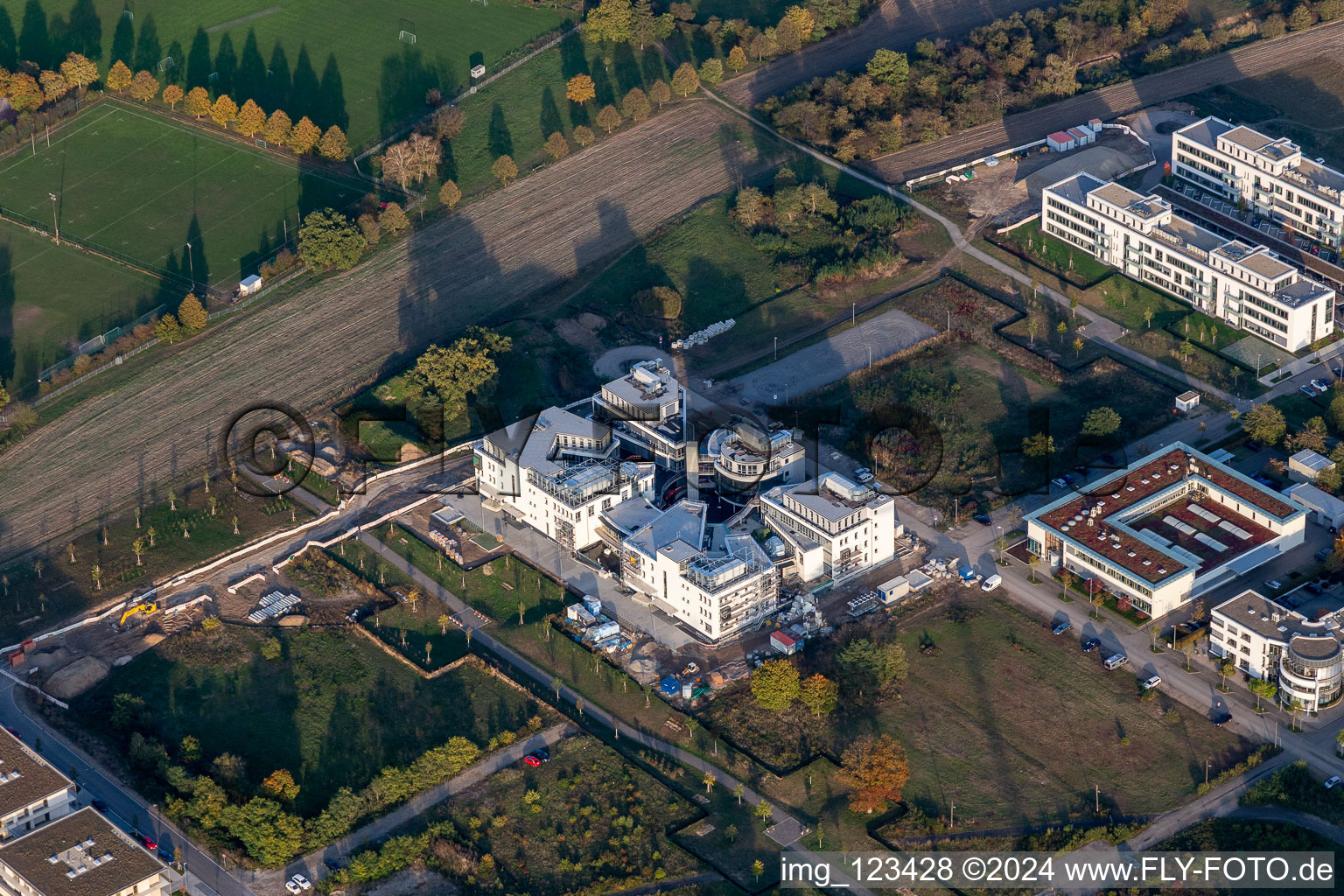 Vue aérienne de Chantier pour la construction d'un nouveau bâtiment de recherche et d'un complexe de bureaux pour le campus technologique LTC - Linder avec Werum GmbH, Systec&Services et Systec&Solutions sur la Wilhelm-Schickard-Straße dans le parc technologique Karlsruhe à le quartier Rintheim in Karlsruhe dans le département Bade-Wurtemberg, Allemagne