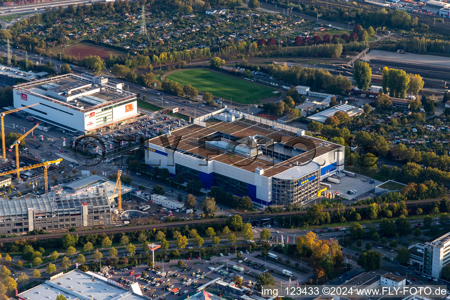 Vue aérienne de Magasin de meubles - marché de meubles de "IKEA Deutschland GmbH & Co. KG" sur Gerwigstrasse - Weinweg - Durlacher Allee à le quartier Oststadt in Karlsruhe dans le département Bade-Wurtemberg, Allemagne