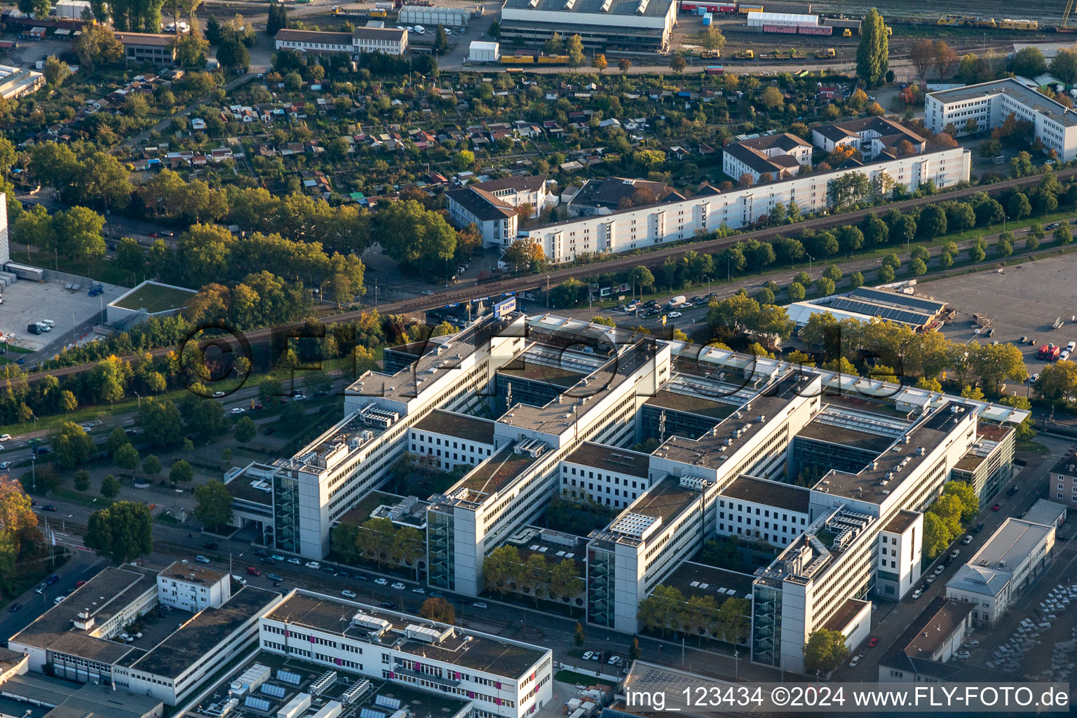 Vue aérienne de Immeuble de bureaux de l'administration et du bâtiment commercial du siège de l'ENBW, Durlacher Allee à le quartier Oststadt in Karlsruhe dans le département Bade-Wurtemberg, Allemagne