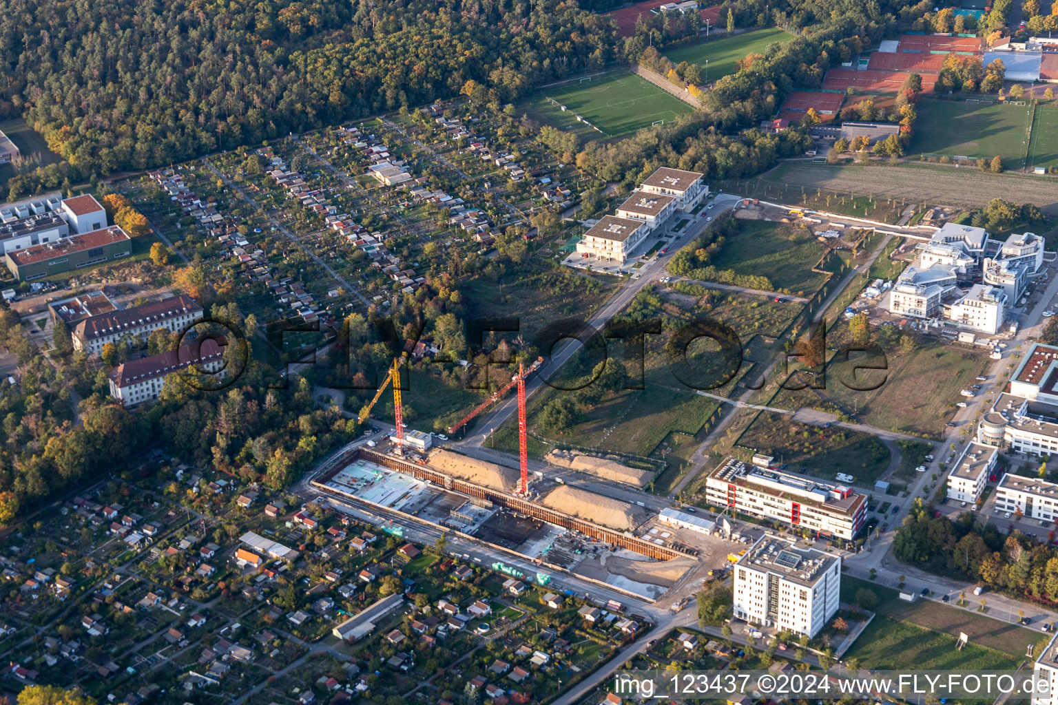 Vue oblique de Chantier de construction dans le parc technologique à le quartier Rintheim in Karlsruhe dans le département Bade-Wurtemberg, Allemagne