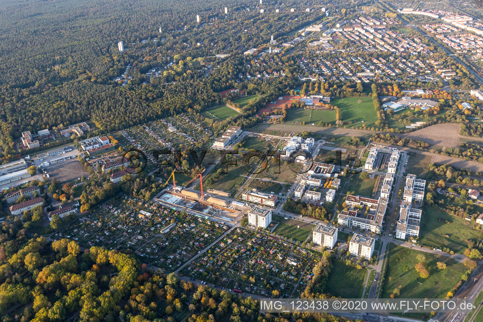 Parc technologique Karlsruhe à le quartier Rintheim in Karlsruhe dans le département Bade-Wurtemberg, Allemagne hors des airs