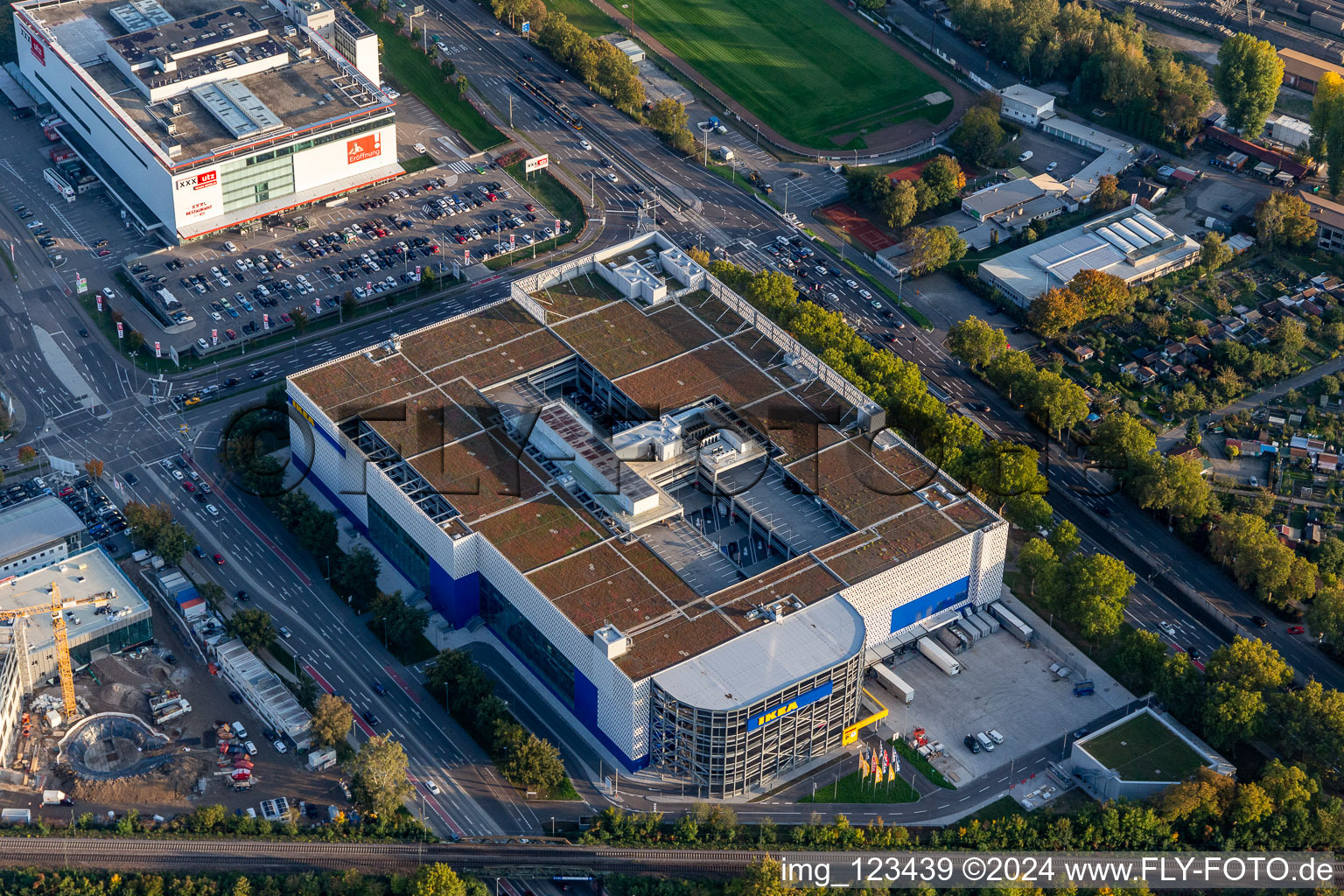 Vue aérienne de Magasin de meubles - marché de meubles de "IKEA Deutschland GmbH & Co. KG" sur Gerwigstrasse - Weinweg - Durlacher Allee à le quartier Oststadt in Karlsruhe dans le département Bade-Wurtemberg, Allemagne