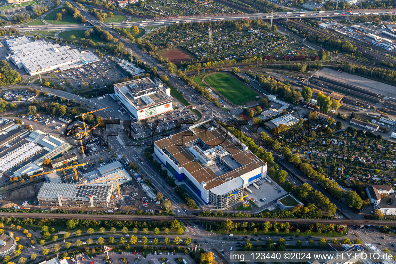 Vue aérienne de IKEA Karlsruhe et Mann Mobilia à le quartier Oststadt in Karlsruhe dans le département Bade-Wurtemberg, Allemagne