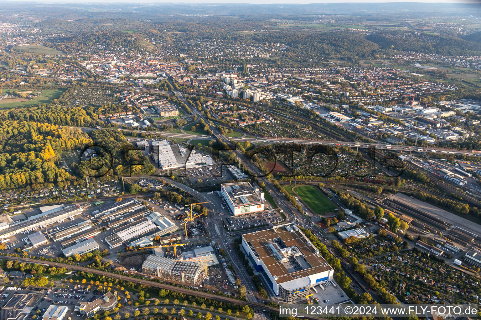 Vue aérienne de Magasins de meubles IKEA et Mann Mobilia ainsi que Durlachcenter avec Real et Saturn entre Gerwigstrasse et Durlacher Allee à le quartier Rintheim in Karlsruhe dans le département Bade-Wurtemberg, Allemagne