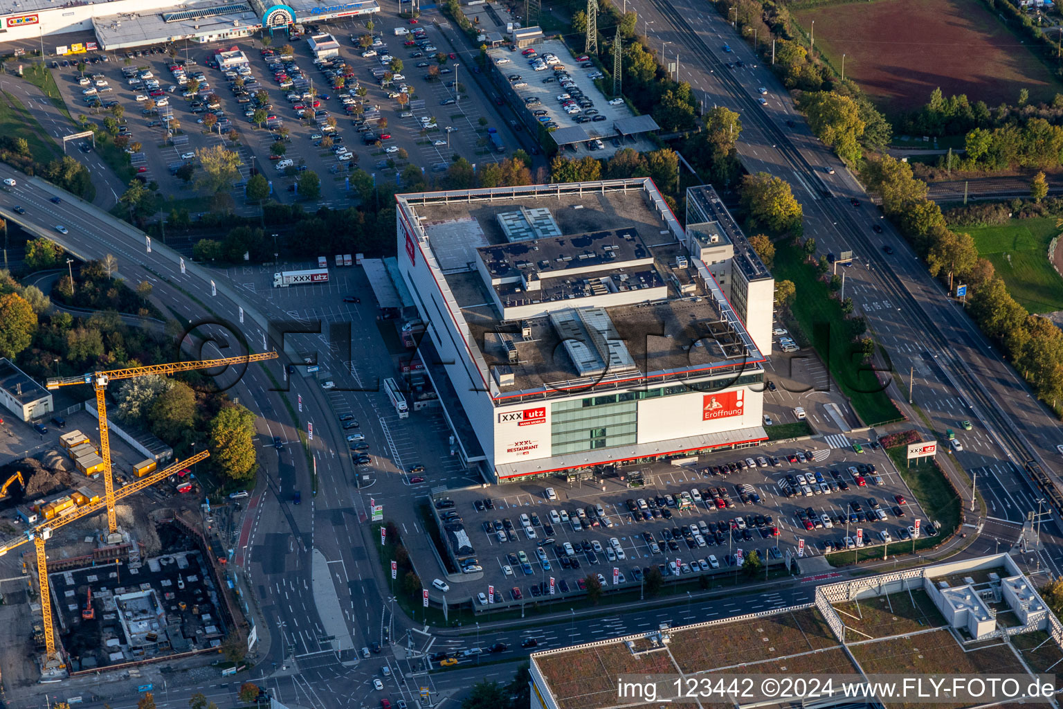 Vue aérienne de Magasin de meubles - magasin de meubles de XXL Lutz, MANN Management GmbH à le quartier Rintheim in Karlsruhe dans le département Bade-Wurtemberg, Allemagne