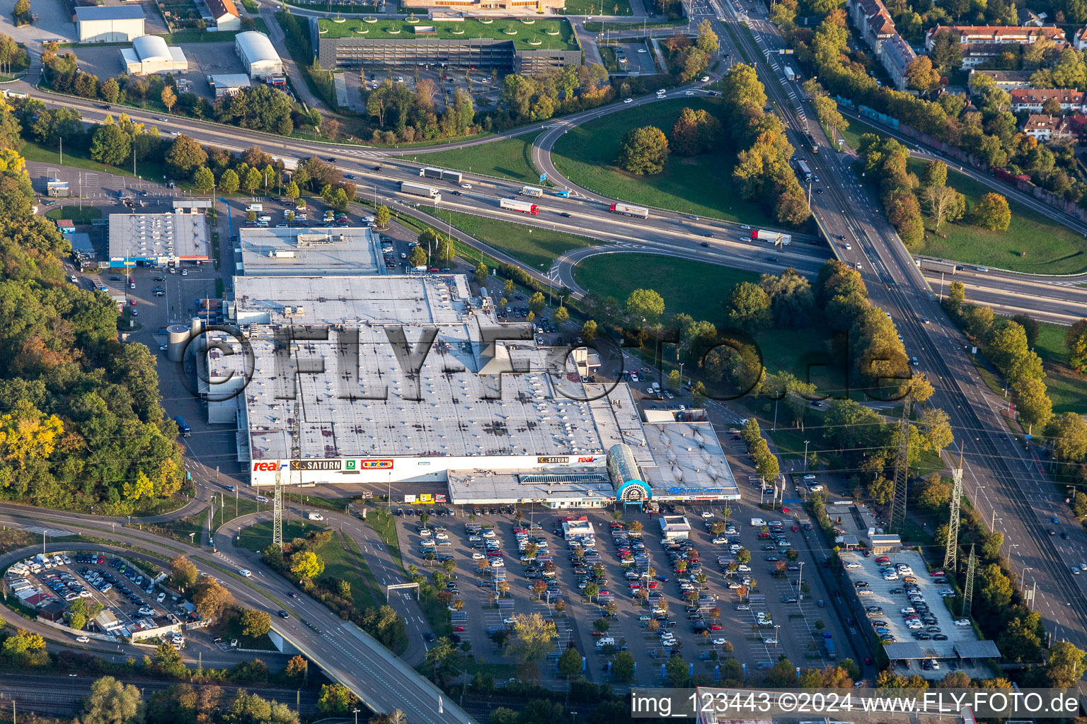 Vue aérienne de Durlachcenter avec Real et Saturn entre Weinweg et Durlacher Allee à le quartier Rintheim in Karlsruhe dans le département Bade-Wurtemberg, Allemagne