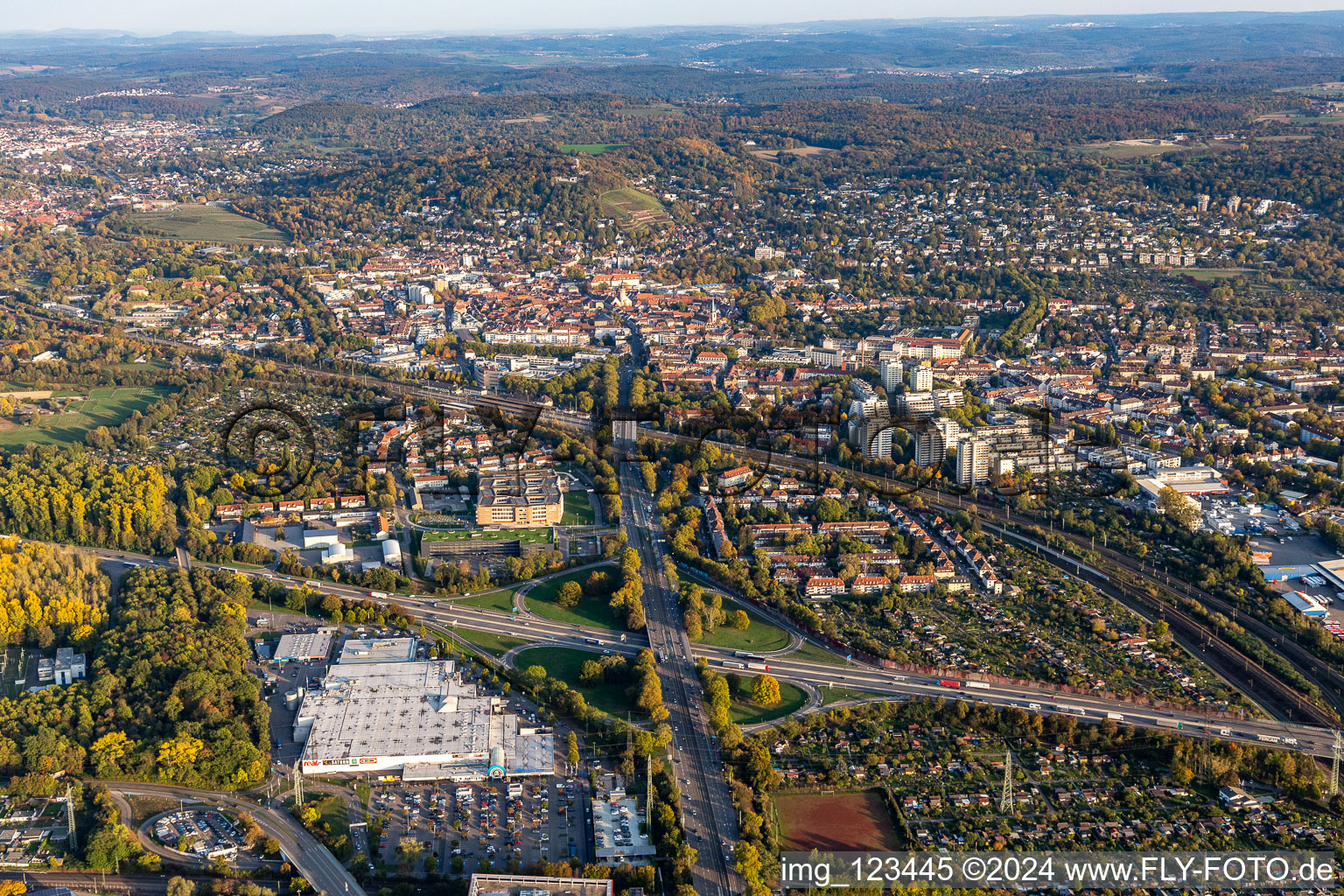 Vue aérienne de Tracé et voies le long de la sortie d'autoroute et de l'entrée du BAB A5 dans le quartier de Durlach à le quartier Rintheim in Karlsruhe dans le département Bade-Wurtemberg, Allemagne