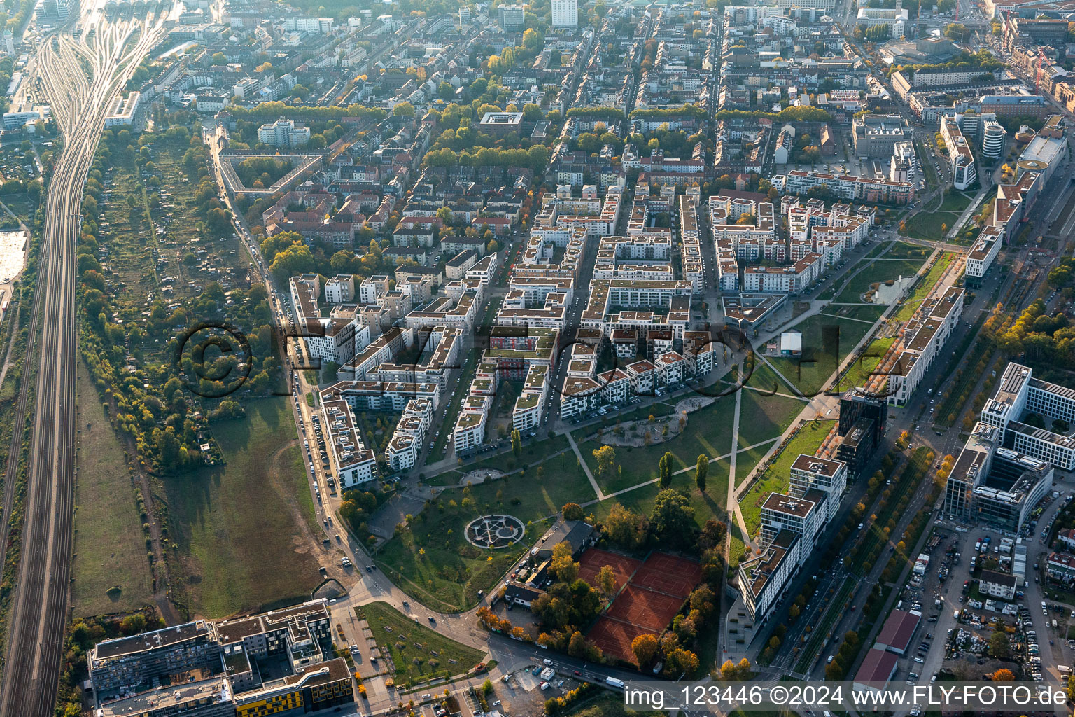 Vue aérienne de Développement résidentiel moderne au Citypark (Stadtpark Südost) sur Ludwig Erhard Allee à le quartier Südstadt in Karlsruhe dans le département Bade-Wurtemberg, Allemagne