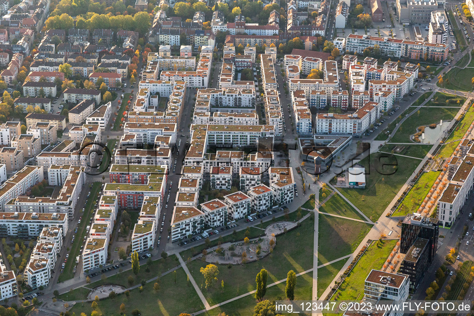 Vue aérienne de Zones et propriétés avec un développement résidentiel moderne au Citypark (Stadtpark Südost) sur Ludwig Erhard Allee à le quartier Südstadt in Karlsruhe dans le département Bade-Wurtemberg, Allemagne