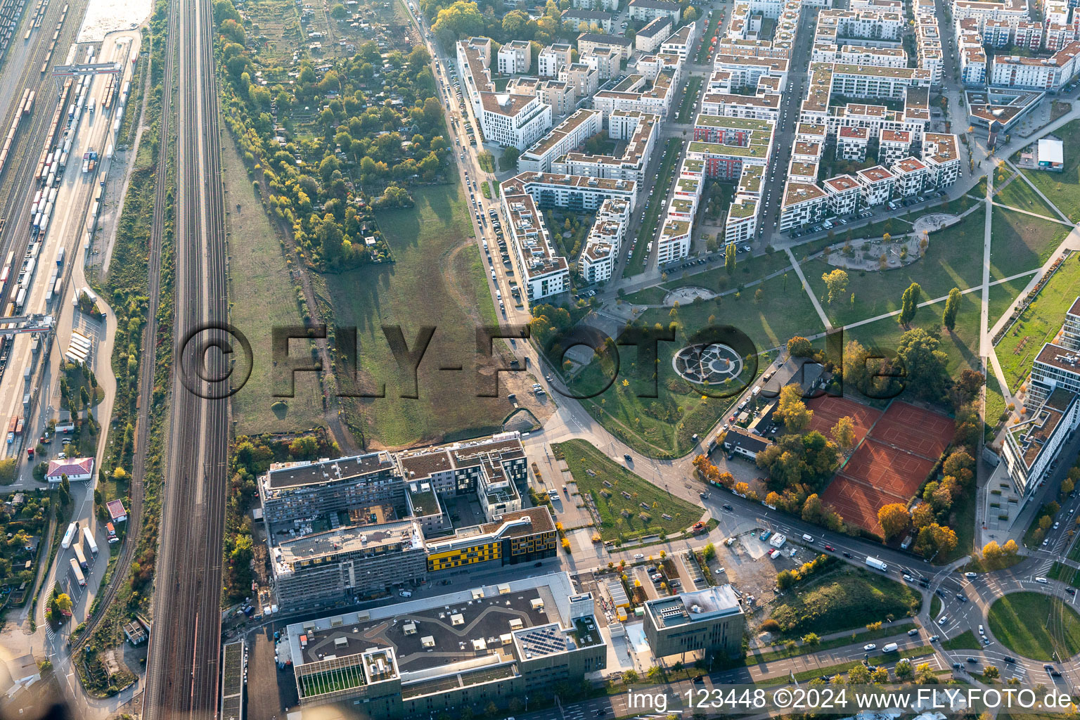 Vue aérienne de Développement résidentiel moderne au Citypark (Stadtpark Südost) sur Ludwig Erhard Allee à le quartier Südstadt in Karlsruhe dans le département Bade-Wurtemberg, Allemagne