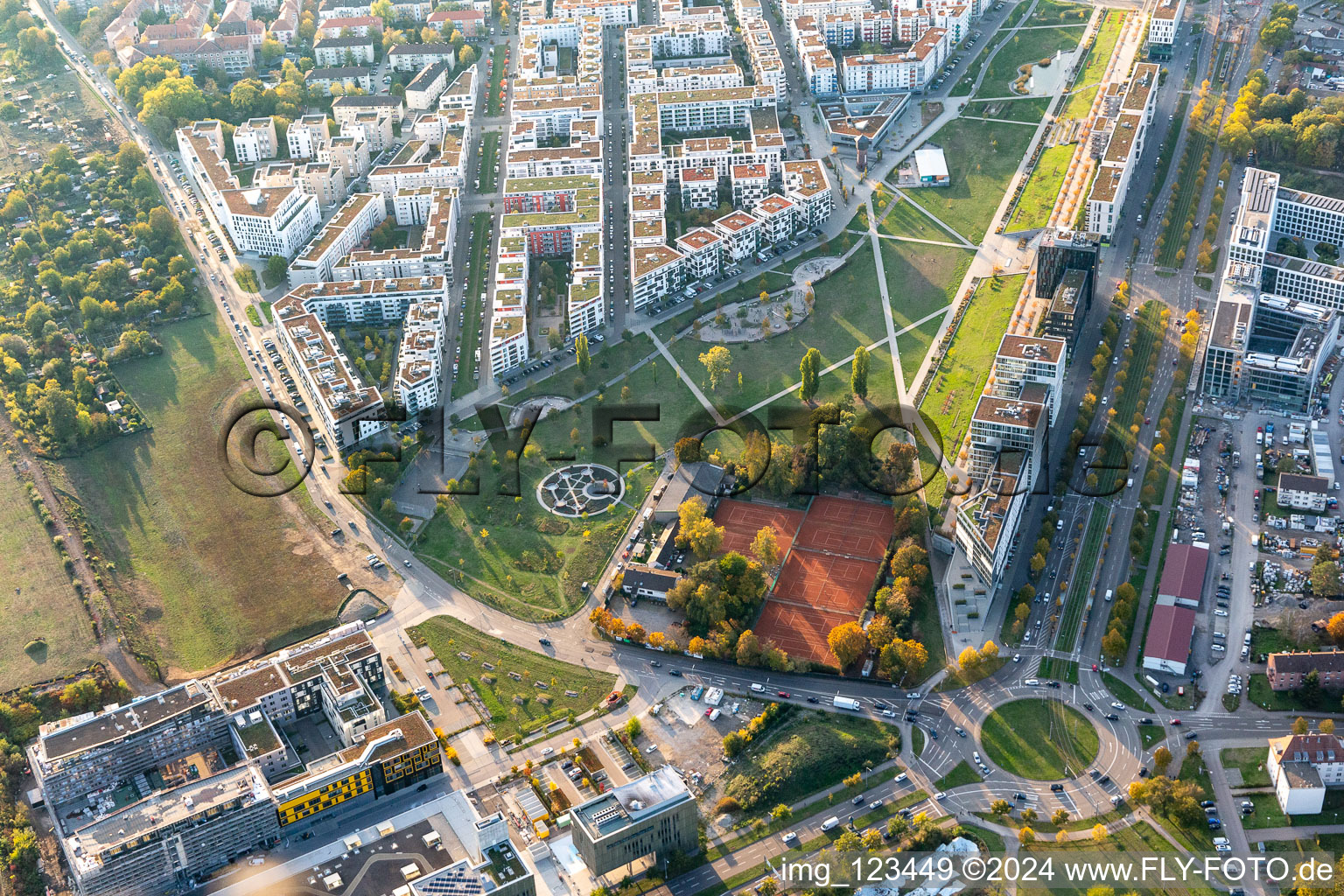 Vue aérienne de Développement résidentiel moderne au Citypark (Stadtpark Südost) sur Ludwig Erhard Allee à le quartier Südstadt in Karlsruhe dans le département Bade-Wurtemberg, Allemagne