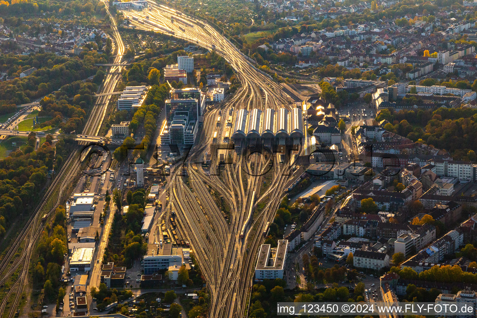 Vue aérienne de Triage et gare principale de Karlsruh à le quartier Südweststadt in Karlsruhe dans le département Bade-Wurtemberg, Allemagne