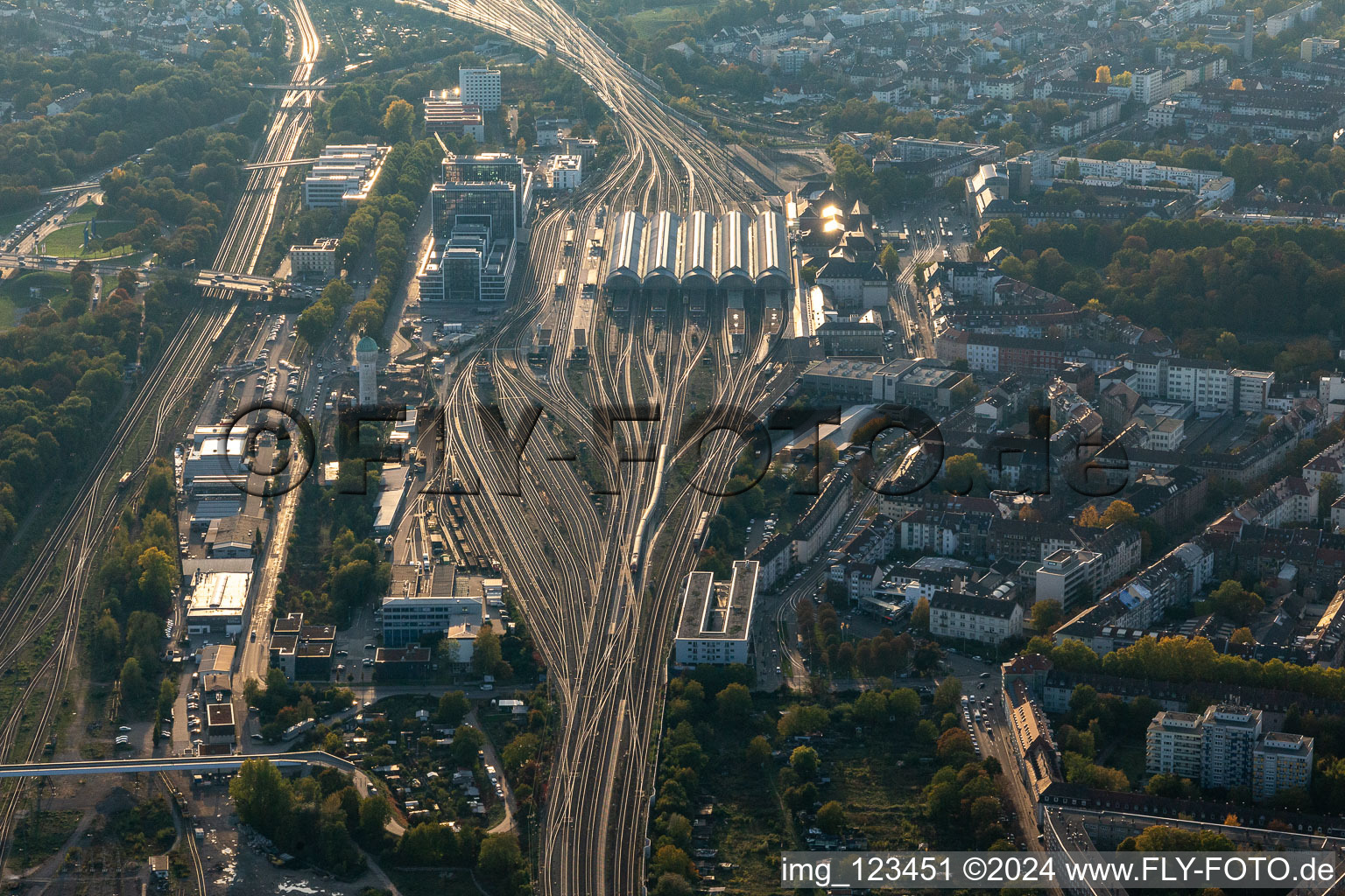 Vue aérienne de Pistes à la gare principale Karlsruhe à le quartier Südweststadt in Karlsruhe dans le département Bade-Wurtemberg, Allemagne