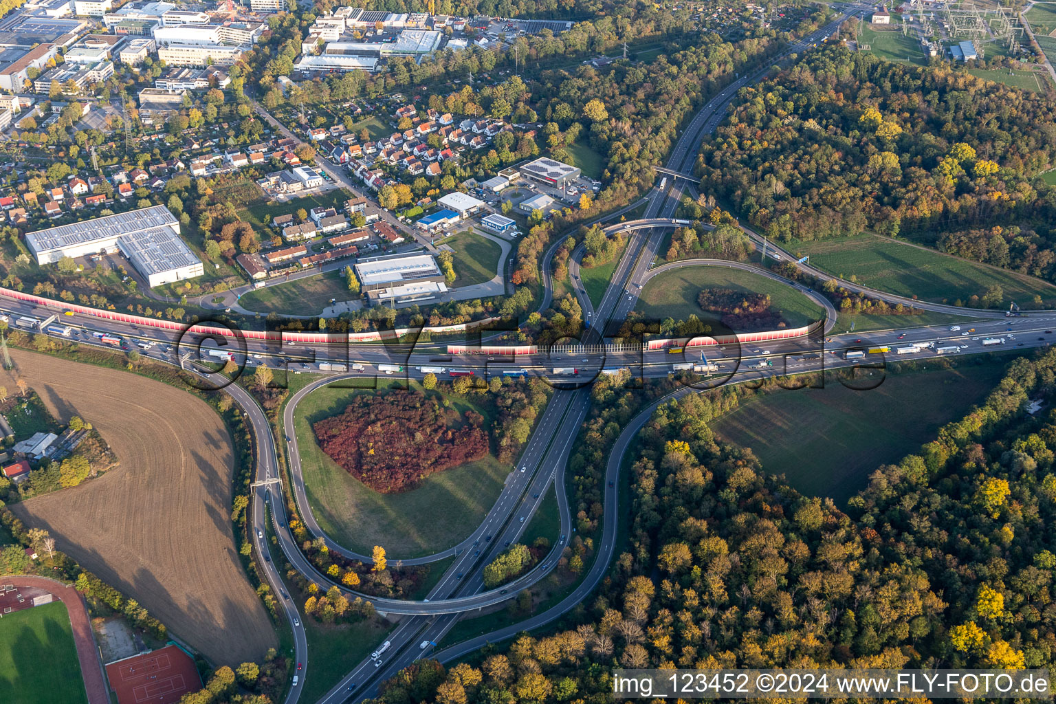 Vue aérienne de Tracé et voies le long de la sortie et entrée d'autoroute Karlsruhe au milieu du BAB A5 à le quartier Durlach in Karlsruhe dans le département Bade-Wurtemberg, Allemagne