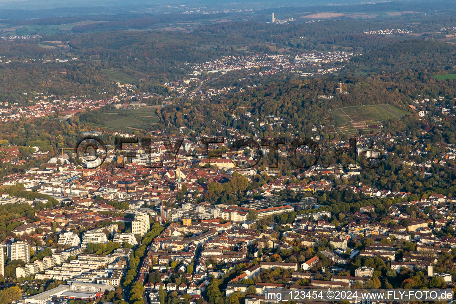 Vue aérienne de Vieille ville sous Turmberg à le quartier Durlach in Karlsruhe dans le département Bade-Wurtemberg, Allemagne