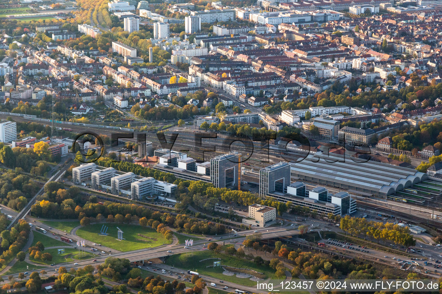 Vue aérienne de Chantier pour la construction d'un nouveau bâtiment de bureaux et commercial sur la Schwarzwaldstrasse à le quartier Südweststadt in Karlsruhe dans le département Bade-Wurtemberg, Allemagne