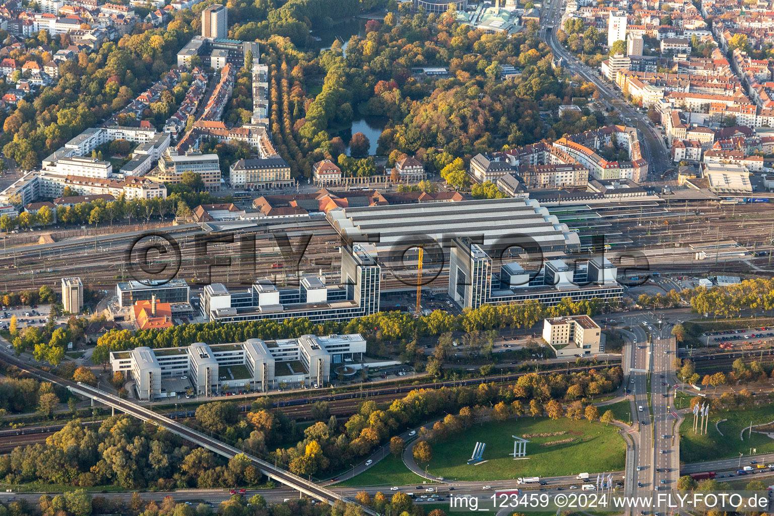 Vue aérienne de Chantier pour la construction d'un nouveau bâtiment de bureaux et commercial sur la Schwarzwaldstrasse à le quartier Südweststadt in Karlsruhe dans le département Bade-Wurtemberg, Allemagne