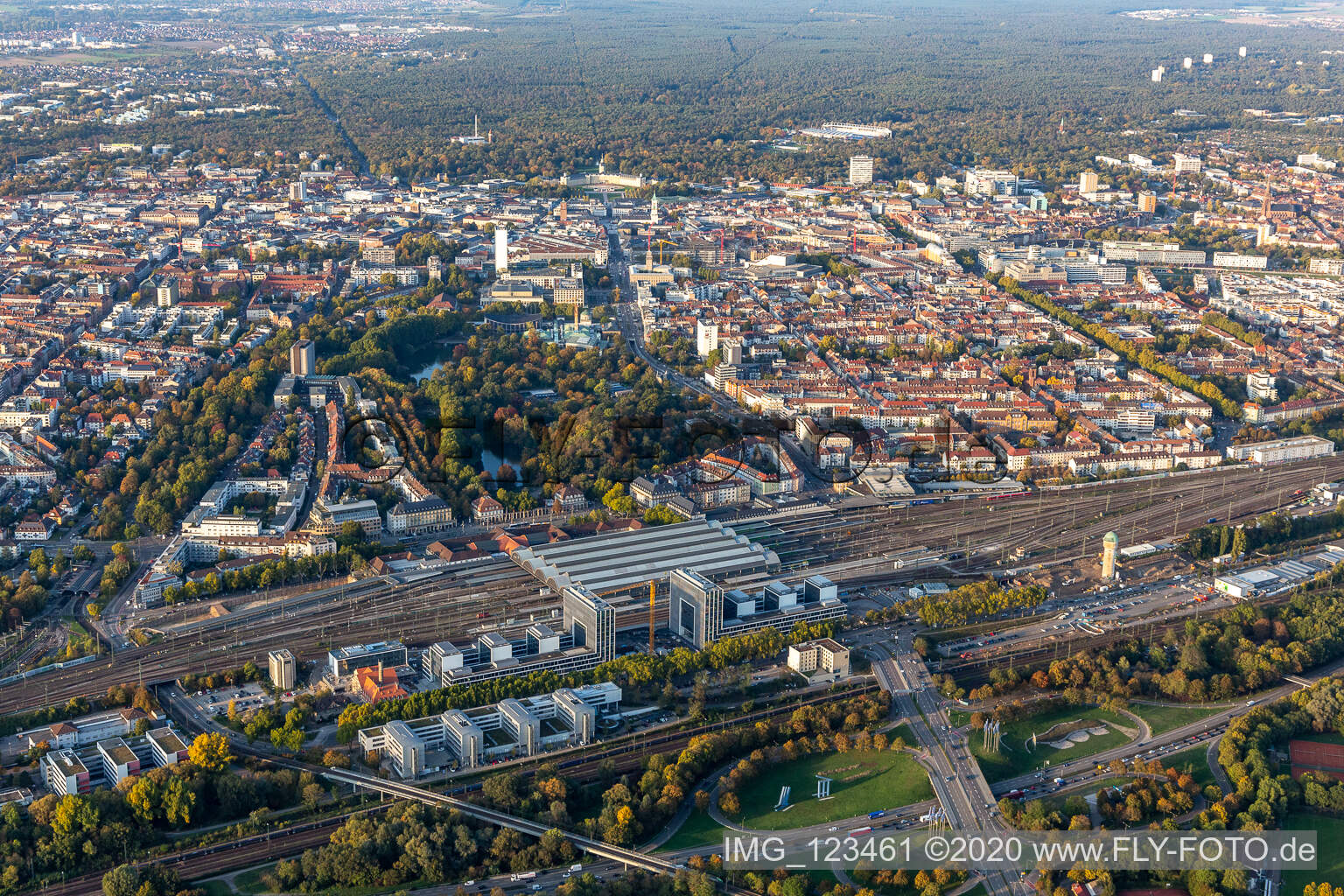 Photographie aérienne de Chantier pour la construction d'un nouveau bâtiment de bureaux et commercial sur la Schwarzwaldstrasse à le quartier Südweststadt in Karlsruhe dans le département Bade-Wurtemberg, Allemagne