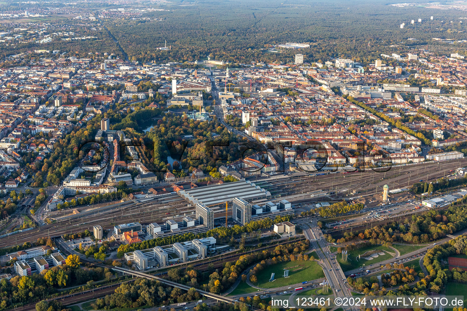 Photographie aérienne de Chantier pour la construction d'un nouveau bâtiment de bureaux et commercial sur la Schwarzwaldstrasse à le quartier Südweststadt in Karlsruhe dans le département Bade-Wurtemberg, Allemagne