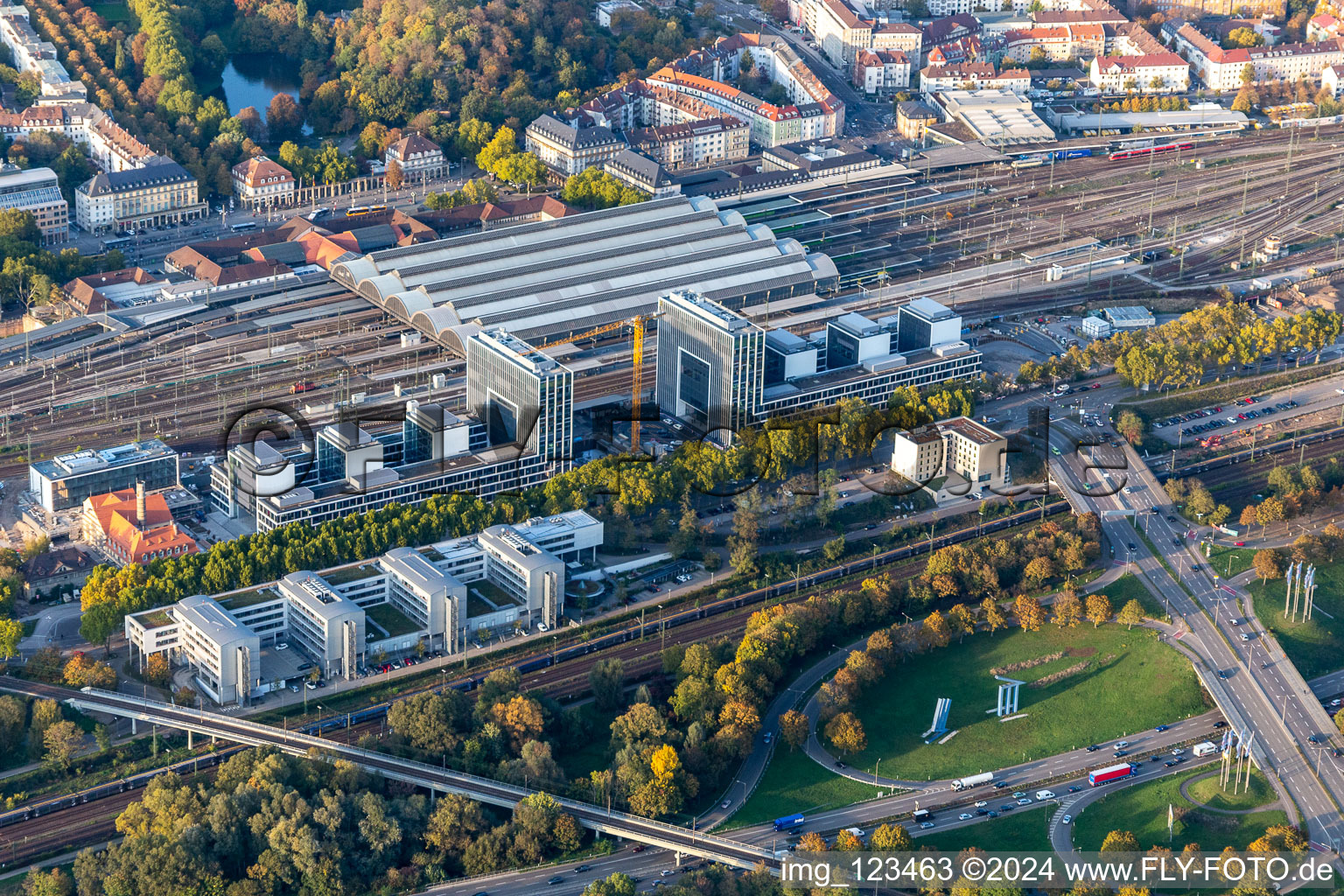 Vue oblique de Chantier pour la construction d'un nouveau bâtiment de bureaux et commercial sur la Schwarzwaldstrasse à le quartier Südweststadt in Karlsruhe dans le département Bade-Wurtemberg, Allemagne