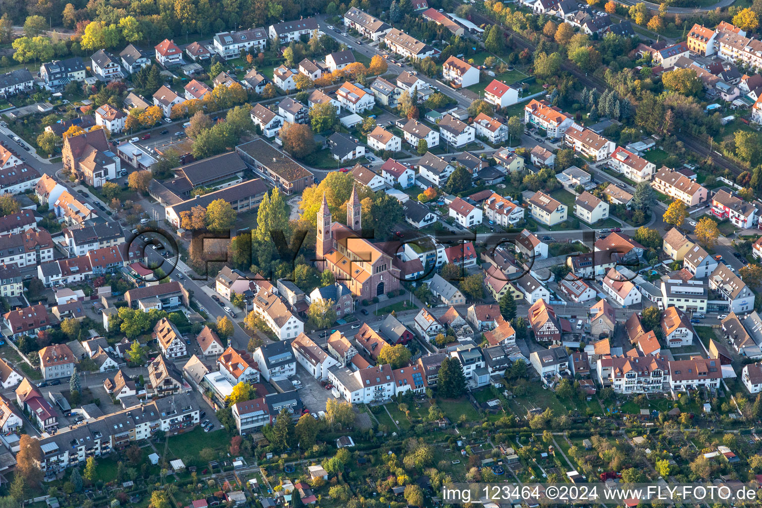 Vue aérienne de Saint Cyriaque à le quartier Beiertheim-Bulach in Karlsruhe dans le département Bade-Wurtemberg, Allemagne