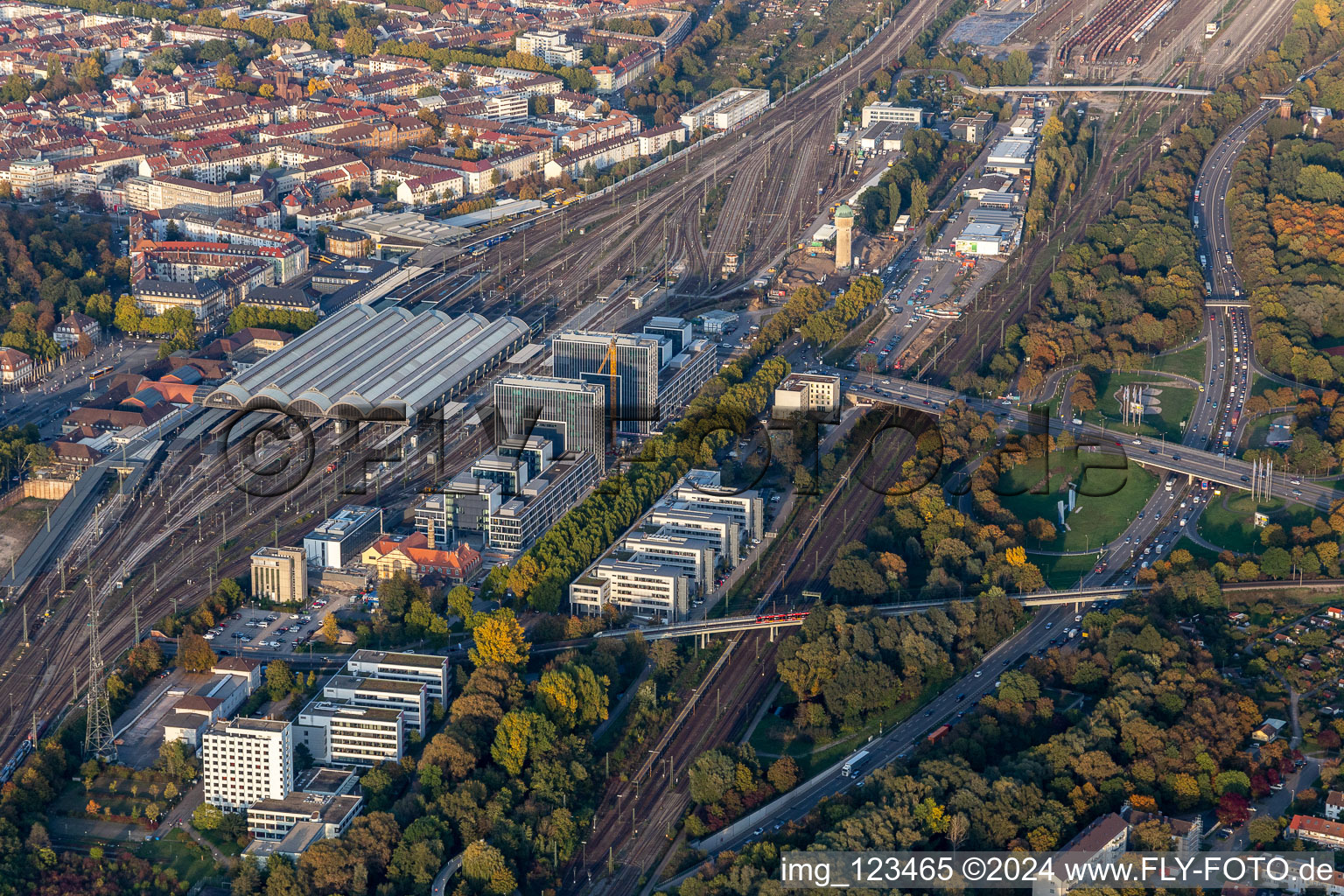 Chantier pour la construction d'un nouveau bâtiment de bureaux et commercial sur la Schwarzwaldstrasse à le quartier Südweststadt in Karlsruhe dans le département Bade-Wurtemberg, Allemagne d'en haut