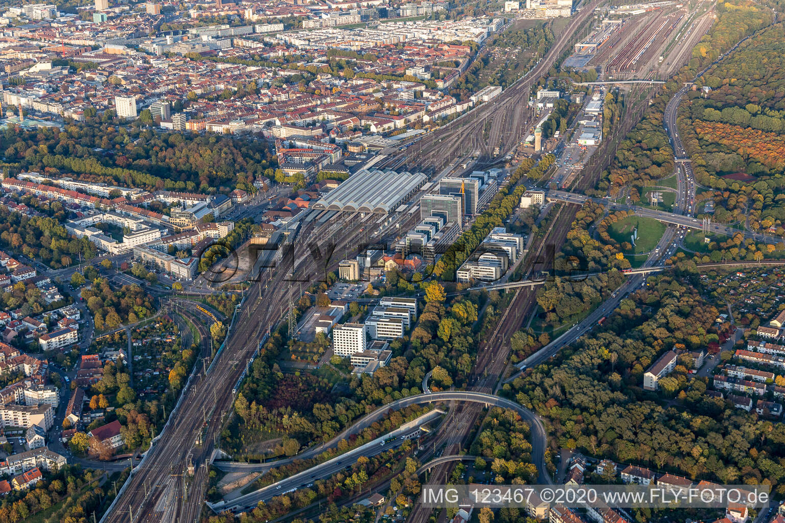 Vue aérienne de Voie et gare principale de la Deutsche Bahn à le quartier Südweststadt in Karlsruhe dans le département Bade-Wurtemberg, Allemagne