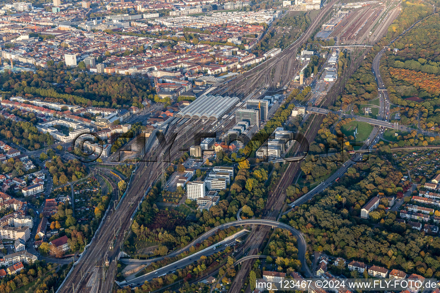 Vue aérienne de Voie et gare principale de la Deutsche Bahn à le quartier Südweststadt in Karlsruhe dans le département Bade-Wurtemberg, Allemagne