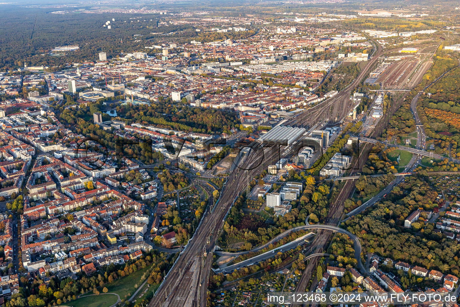 Vue aérienne de Voie et gare principale de la Deutsche Bahn à le quartier Südweststadt in Karlsruhe dans le département Bade-Wurtemberg, Allemagne