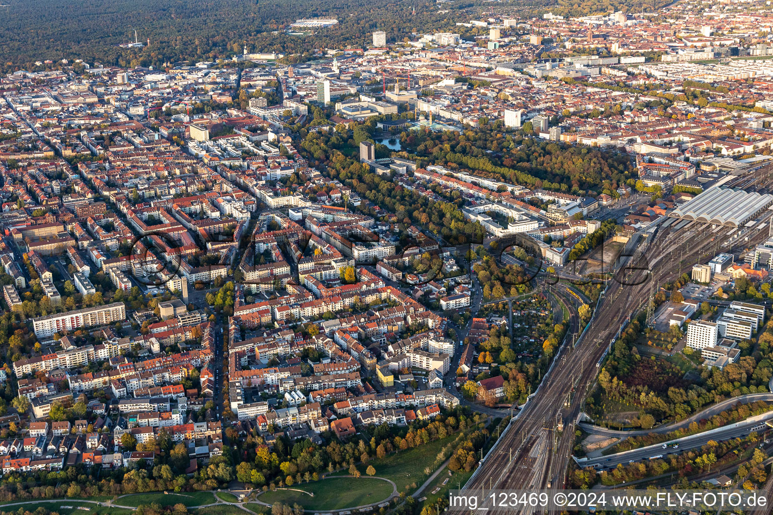 Vue aérienne de Gare Gebhardstr et jardin zoologique de la ville à le quartier Beiertheim-Bulach in Karlsruhe dans le département Bade-Wurtemberg, Allemagne