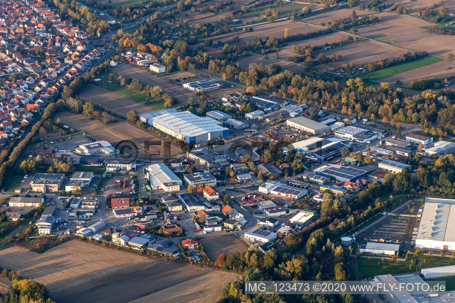 Vue aérienne de Zone industrielle avec OFTEC Faurecia à Hagenbach dans le département Rhénanie-Palatinat, Allemagne