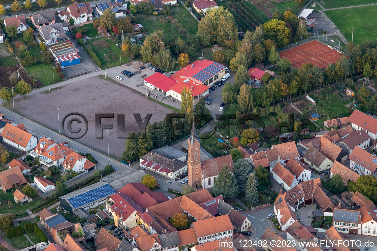 Vue aérienne de Église paroissiale protestante à le quartier Drusweiler in Kapellen-Drusweiler dans le département Rhénanie-Palatinat, Allemagne