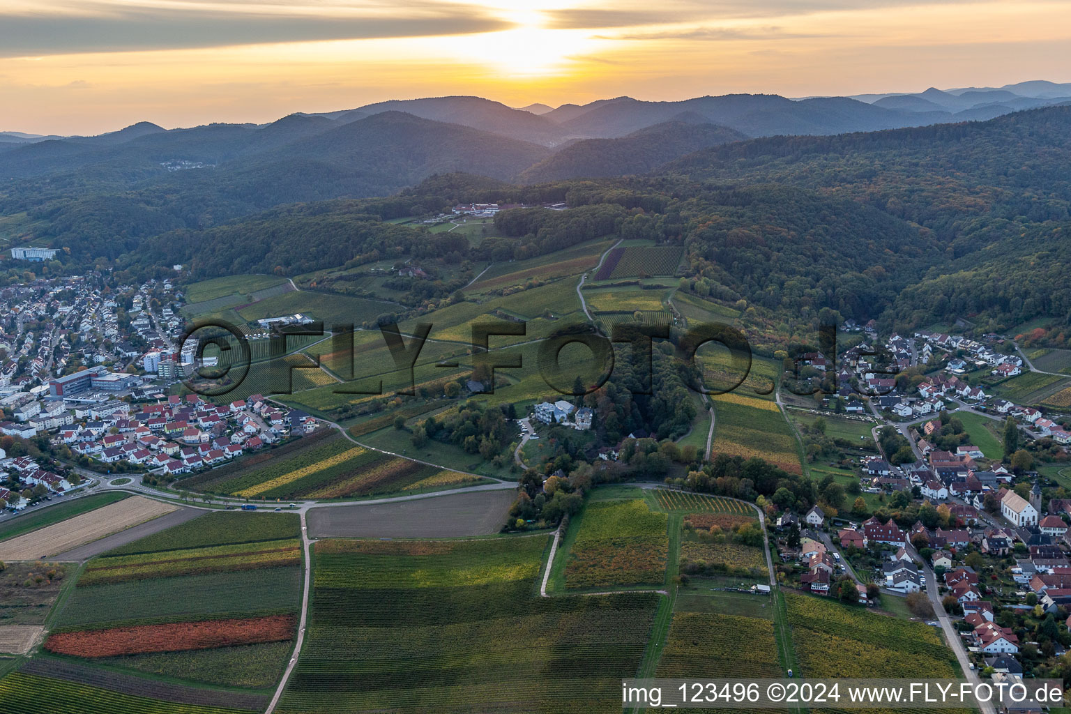 Vue aérienne de Palais Weinstraße 89A au coucher du soleil à Bad Bergzabern dans le département Rhénanie-Palatinat, Allemagne