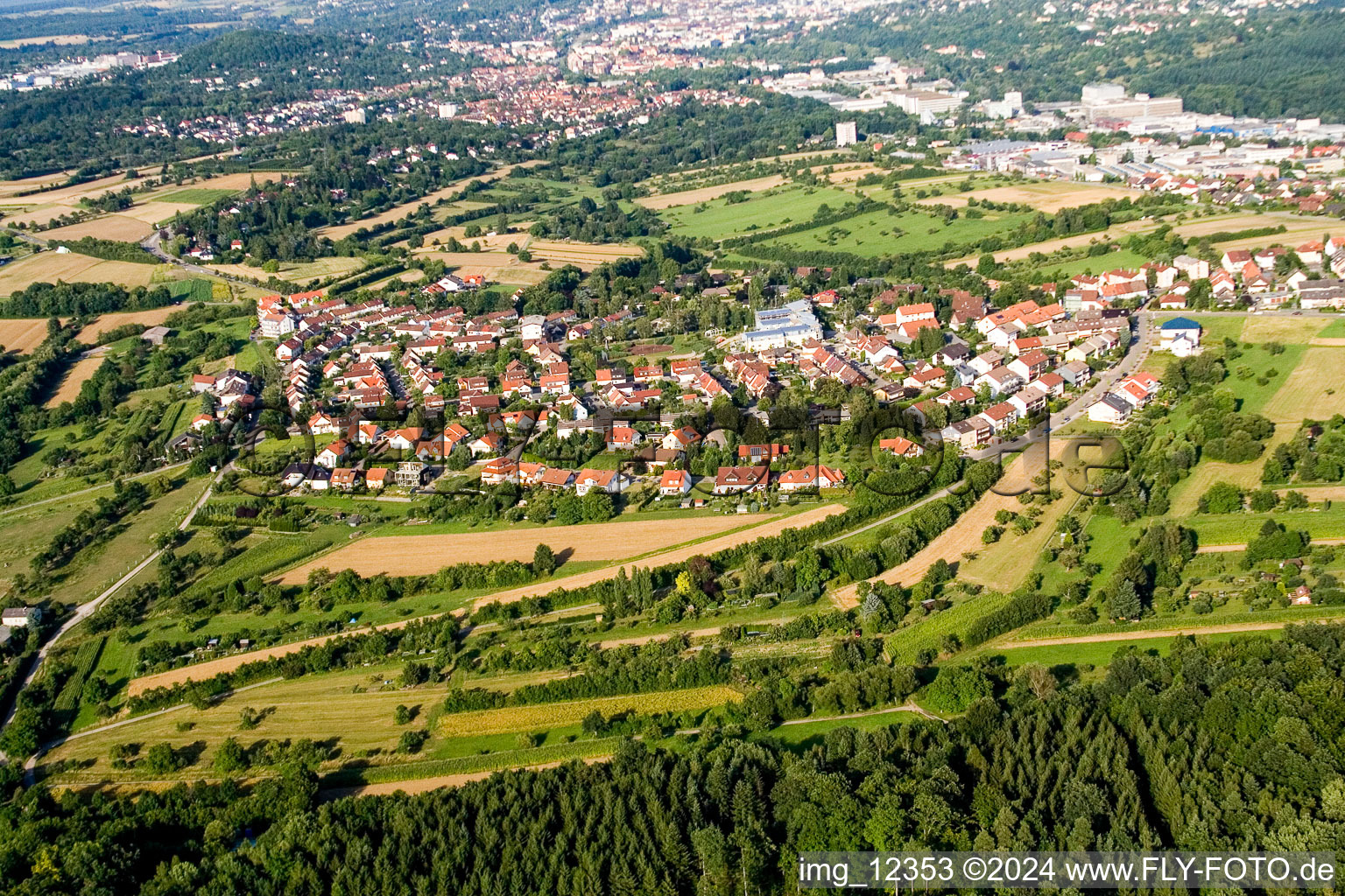 Vue aérienne de Vue des rues et des maisons des quartiers résidentiels à Birkenfeld dans le département Bade-Wurtemberg, Allemagne