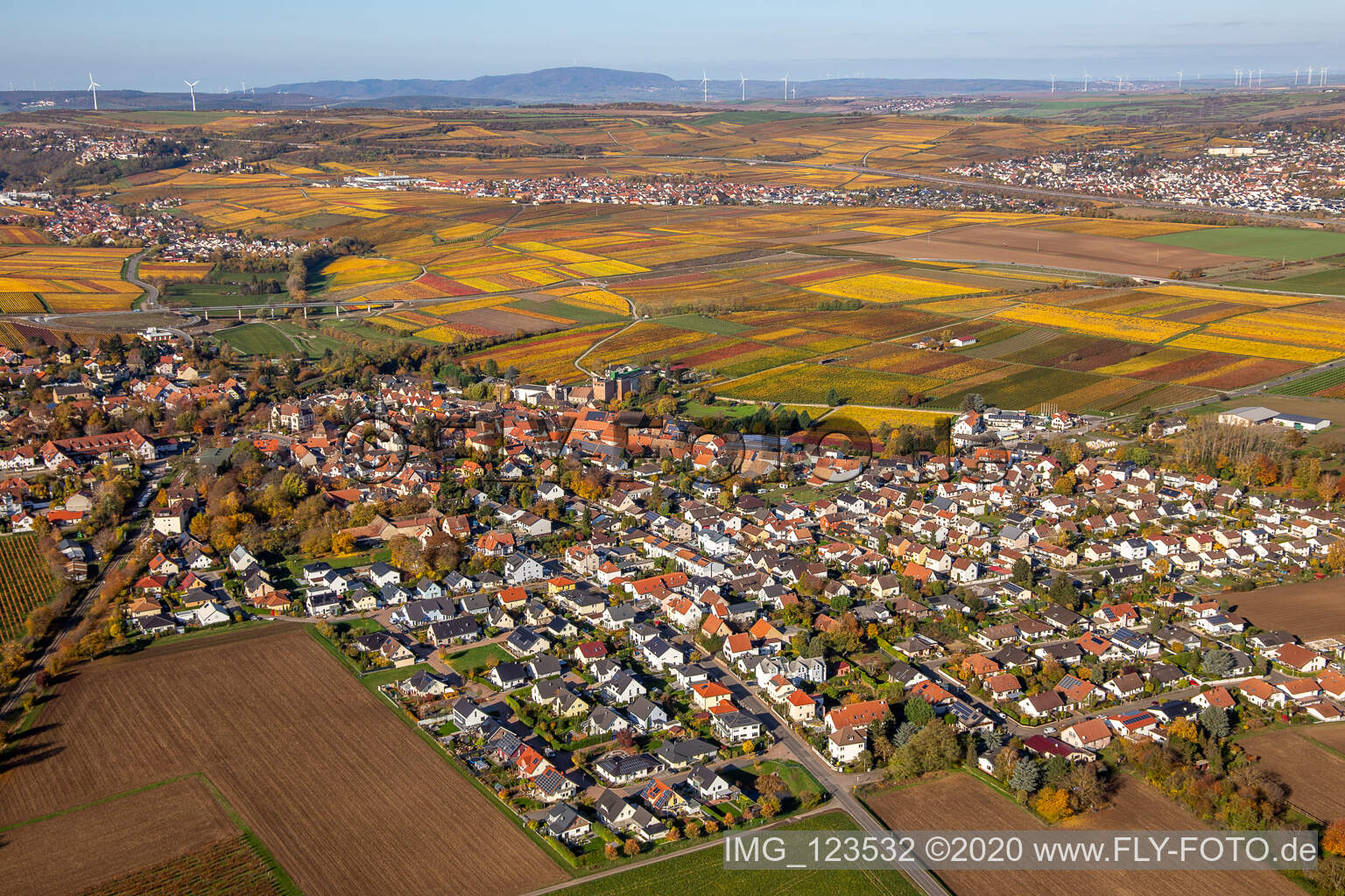 Vue aérienne de Vue automnale du village décoloré à Kirchheim an der Weinstraße dans le département Rhénanie-Palatinat, Allemagne