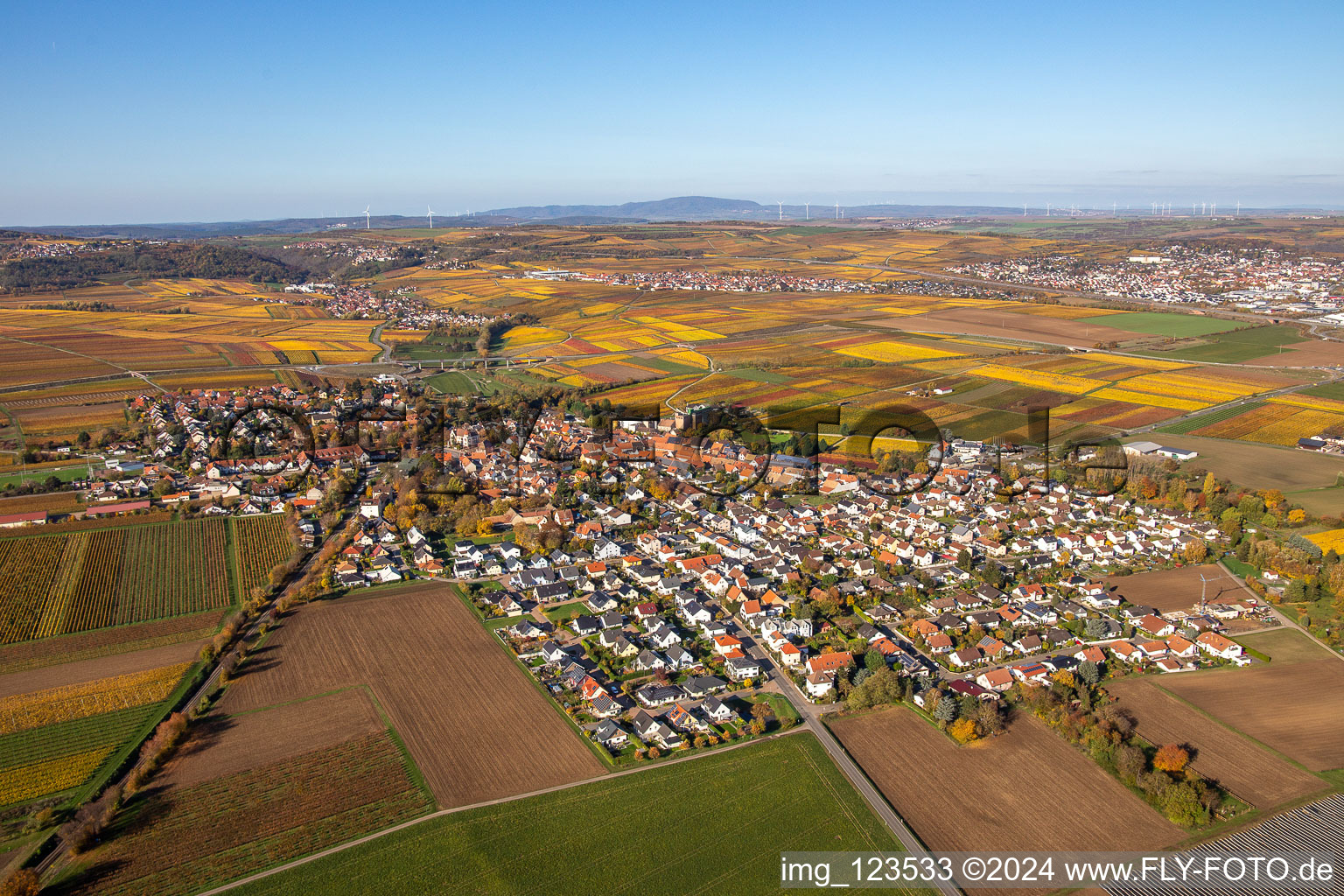 Vue aérienne de Vue automnale du village décoloré à le quartier Jerusalemsberg in Kirchheim an der Weinstraße dans le département Rhénanie-Palatinat, Allemagne