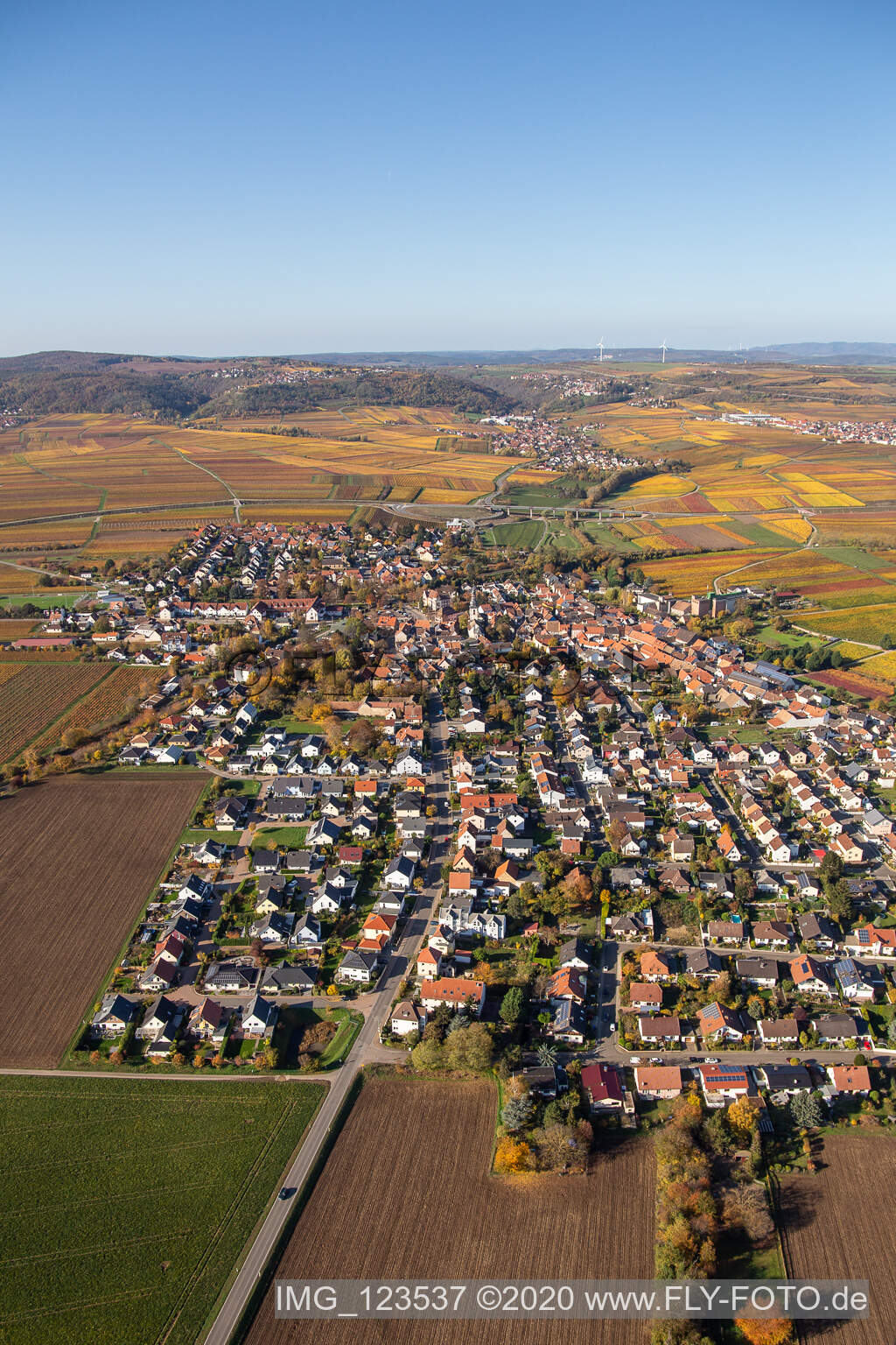 Vue oblique de Vue automnale du village décoloré à Kirchheim an der Weinstraße dans le département Rhénanie-Palatinat, Allemagne