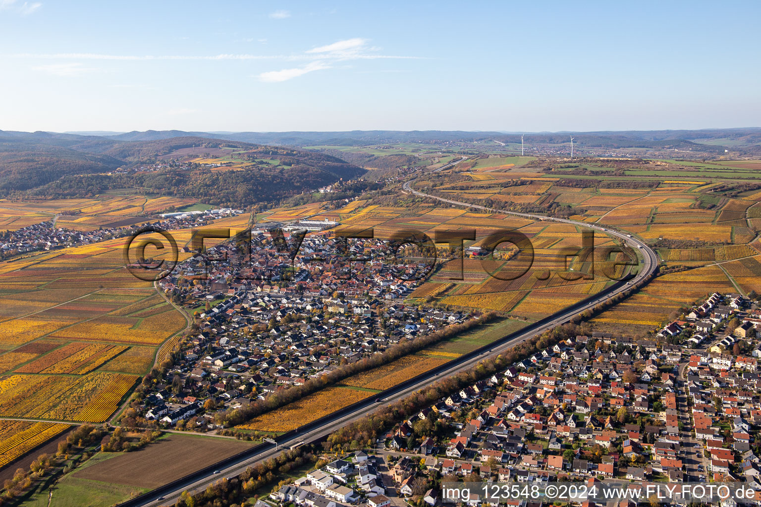 Vue aérienne de Le long du tracé de l'autoroute BAB A6 en Sausenheim à le quartier Sausenheim in Grünstadt dans le département Rhénanie-Palatinat, Allemagne