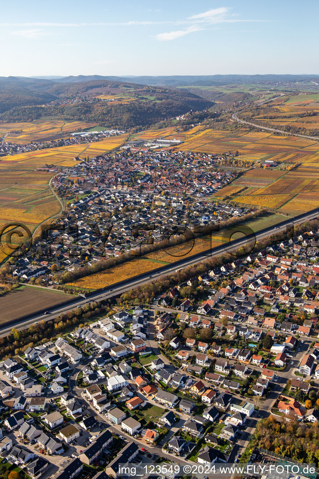 Vue aérienne de Le long du tracé de l'autoroute BAB A6 en Sausenheim à le quartier Sausenheim in Grünstadt dans le département Rhénanie-Palatinat, Allemagne