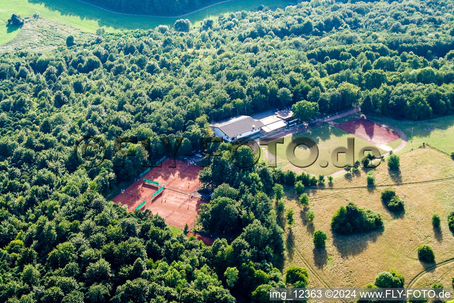 Vue aérienne de Ensemble d'installations sportives Tennis Club Dietlingen eV à le quartier Dietlingen in Keltern dans le département Bade-Wurtemberg, Allemagne