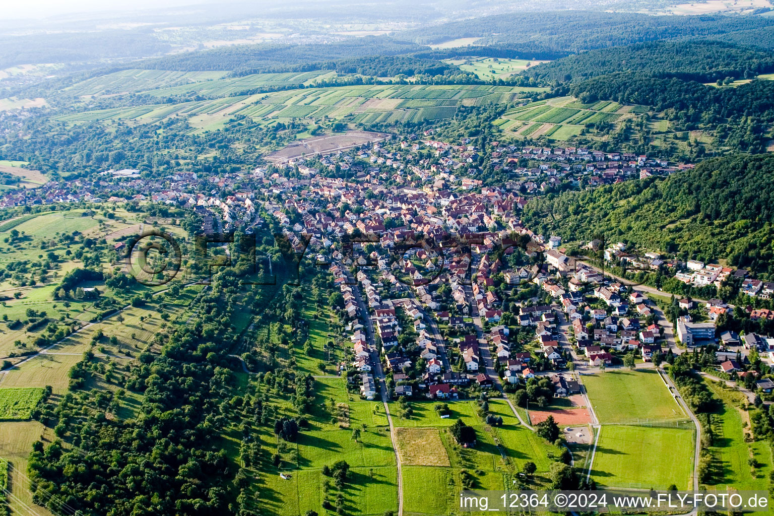 Vue aérienne de Vue des rues et des maisons des quartiers résidentiels à le quartier Dietlingen in Keltern dans le département Bade-Wurtemberg, Allemagne