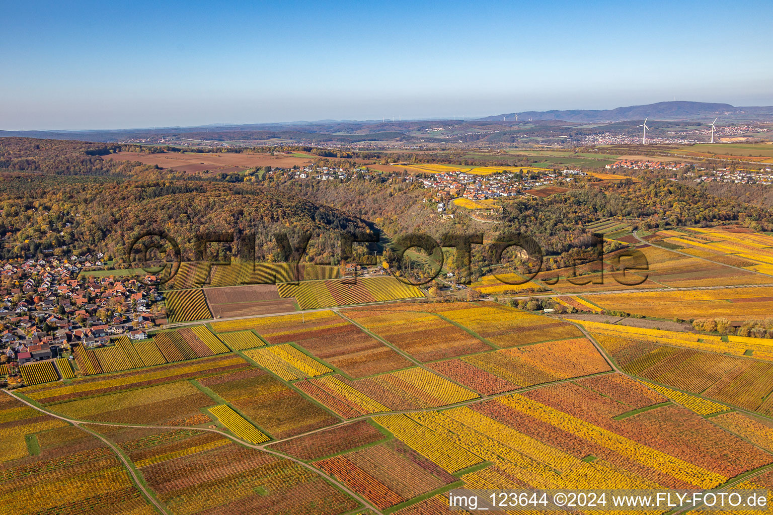 Vue aérienne de Vue sur la végétation décolorée en automne sur les structures des champs agricoles (Palatinat) à Battenberg dans le département Rhénanie-Palatinat, Allemagne