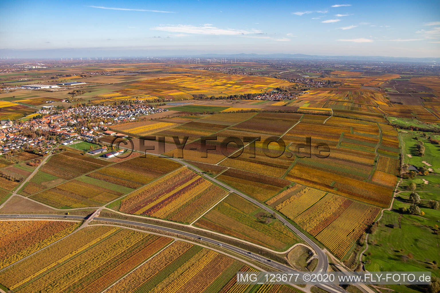 Kirchheim an der Weinstraße dans le département Rhénanie-Palatinat, Allemagne du point de vue du drone
