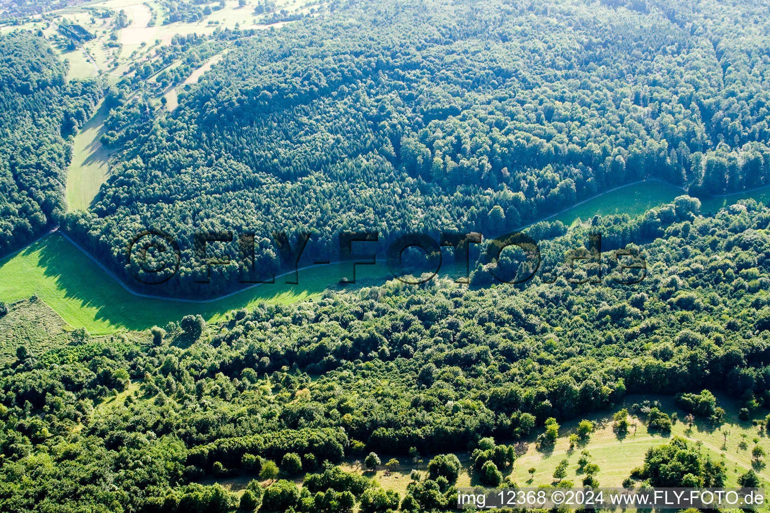 Réserve naturelle de Kettelbachtal à le quartier Obernhausen in Birkenfeld dans le département Bade-Wurtemberg, Allemagne d'un drone