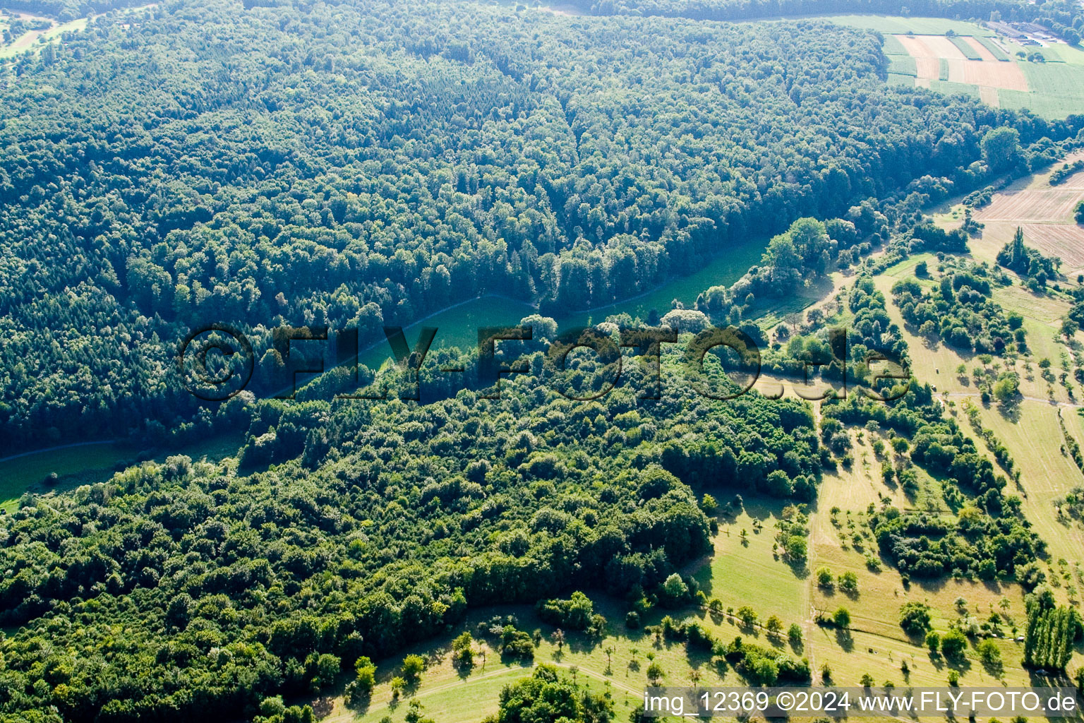 Réserve naturelle de Kettelbachtal à le quartier Obernhausen in Birkenfeld dans le département Bade-Wurtemberg, Allemagne vu d'un drone