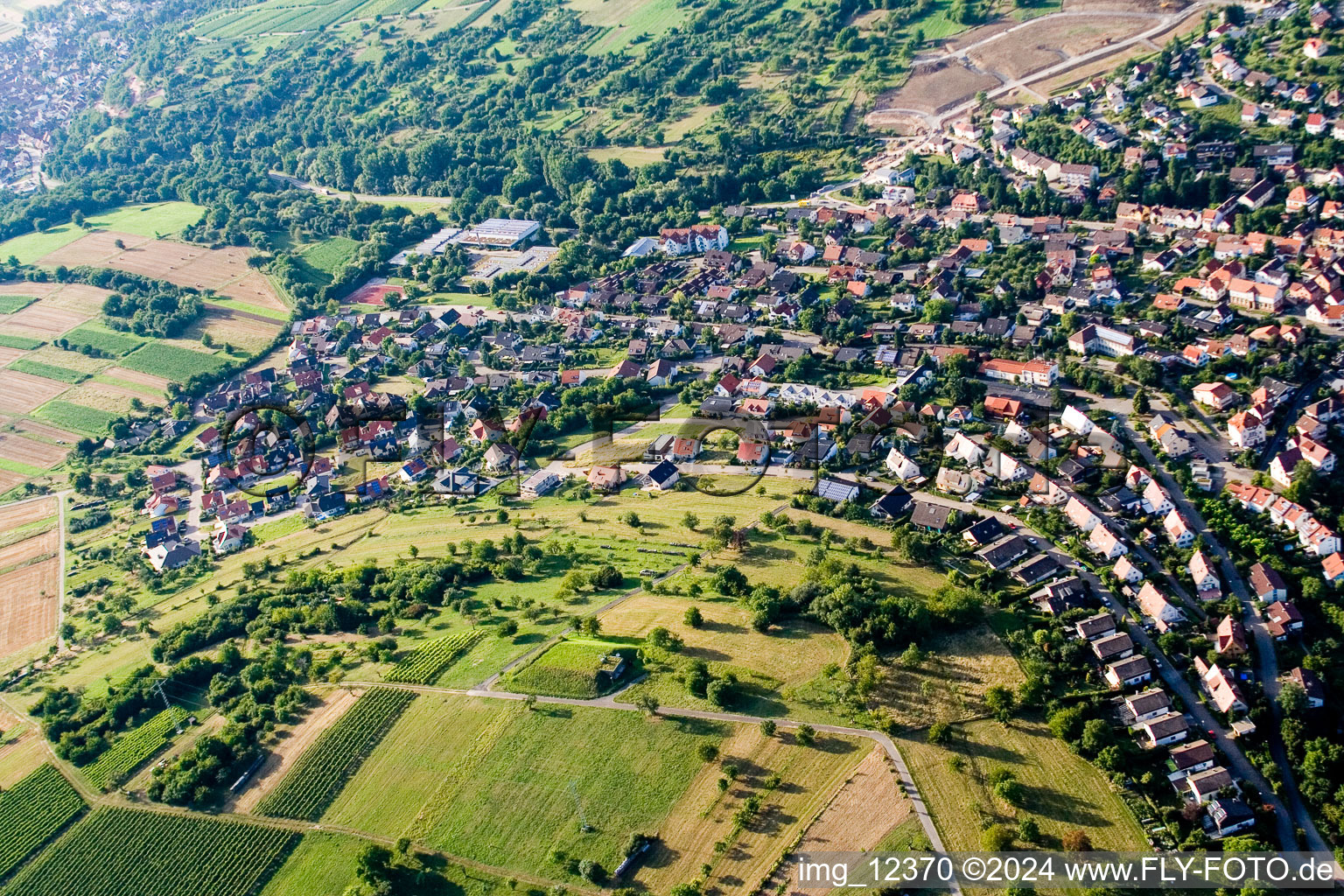 Vue aérienne de Vue des rues et des maisons des quartiers résidentiels à le quartier Dietlingen in Keltern dans le département Bade-Wurtemberg, Allemagne