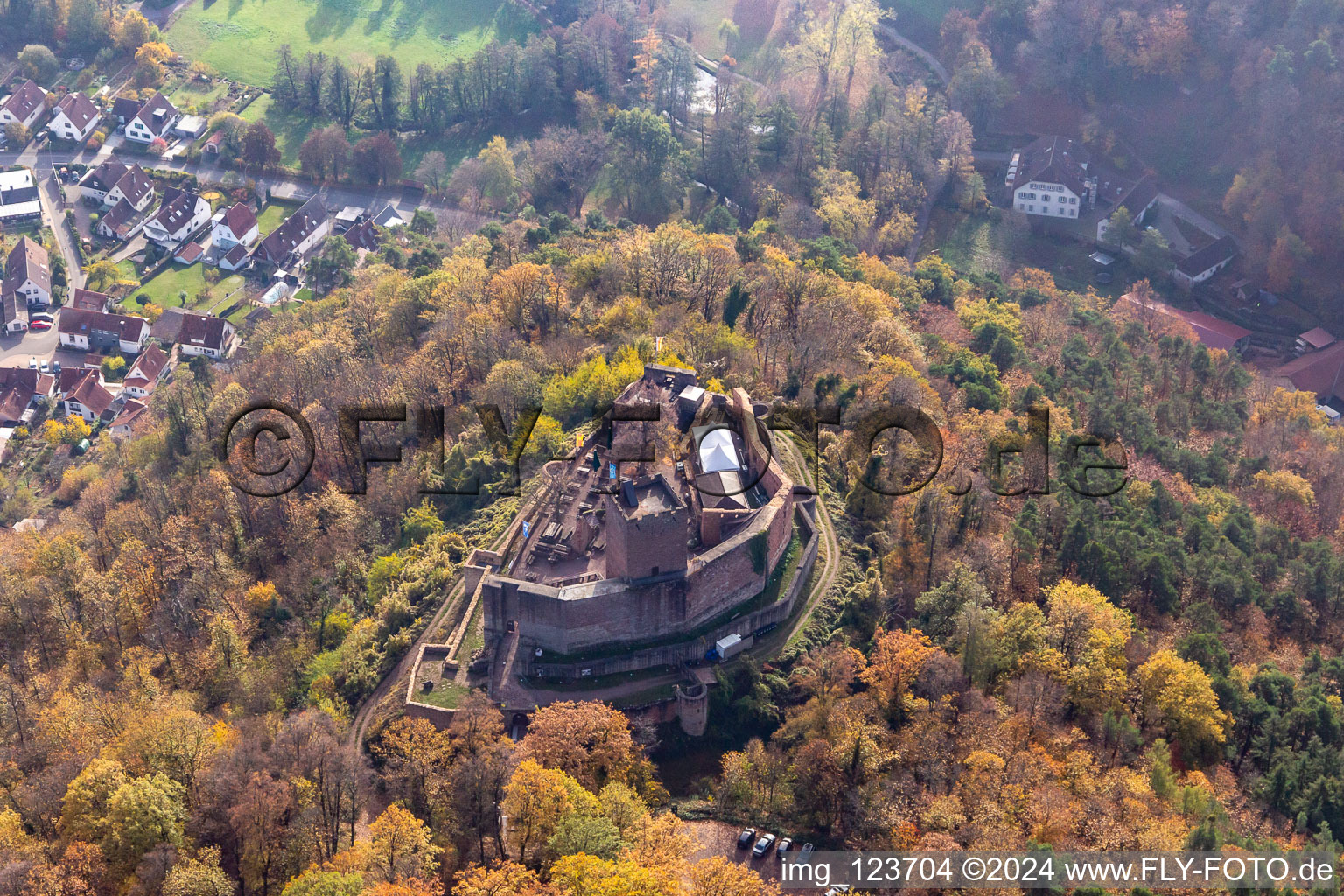 Vue aérienne de Vue aérienne d'automne des ruines et des vestiges du mur de l'ancien complexe du château de Burg Landeck à Klingenmünster dans le département Rhénanie-Palatinat, Allemagne