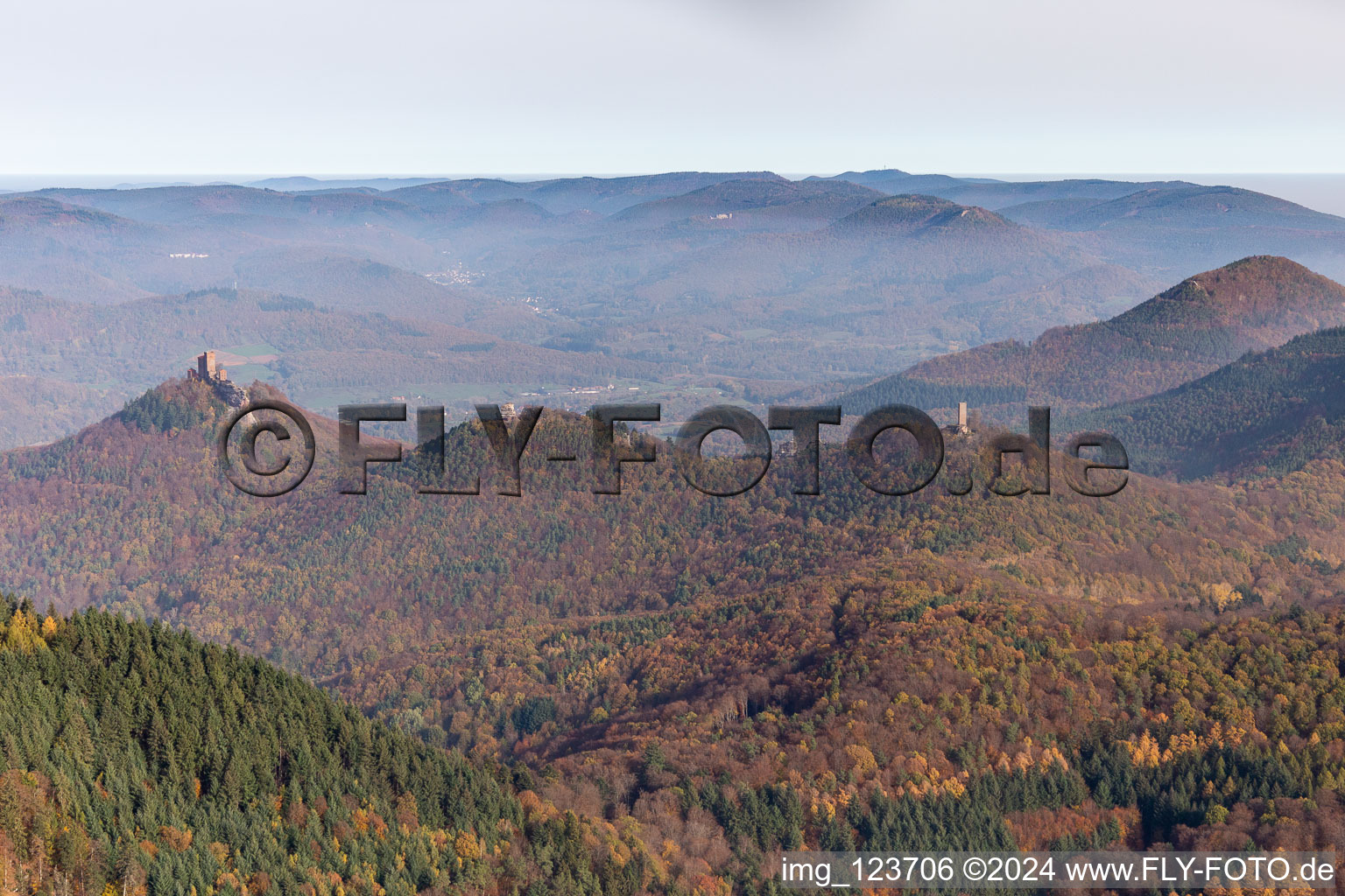 Vue aérienne de Vue aérienne d'automne des châteaux de Trifels, Scharfeneck et Anebos au-dessus de la forêt du Palatinat à Annweiler am Trifels dans le département Rhénanie-Palatinat, Allemagne