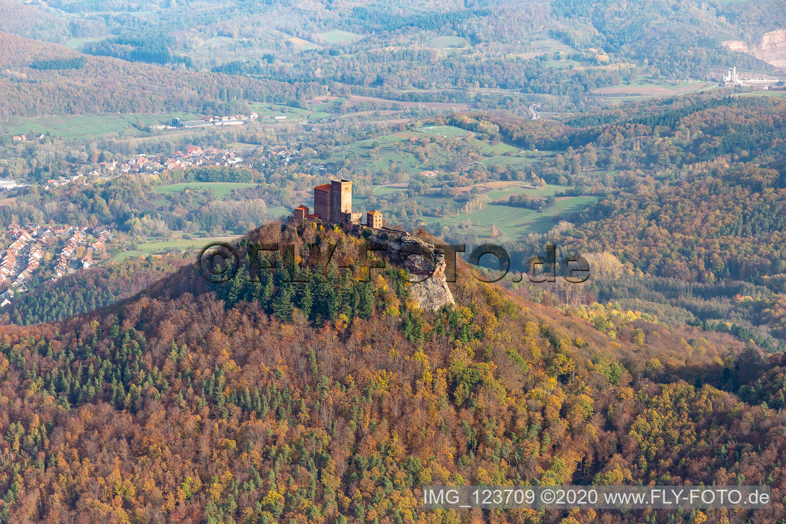 Vue aérienne de Ruines du château de Trifels à Annweiler am Trifels dans le département Rhénanie-Palatinat, Allemagne
